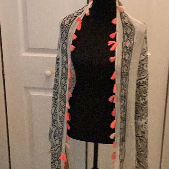 American Eagle Outfitters Accessories - 🖤Tribal Feel Fringe Fun Scarf Wardrobe Must Have 🖤